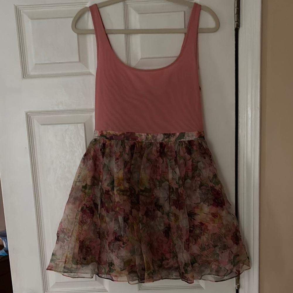 Alice + Olivia size 6
Light coral top with a flowered shirt - Picture 1 of 3